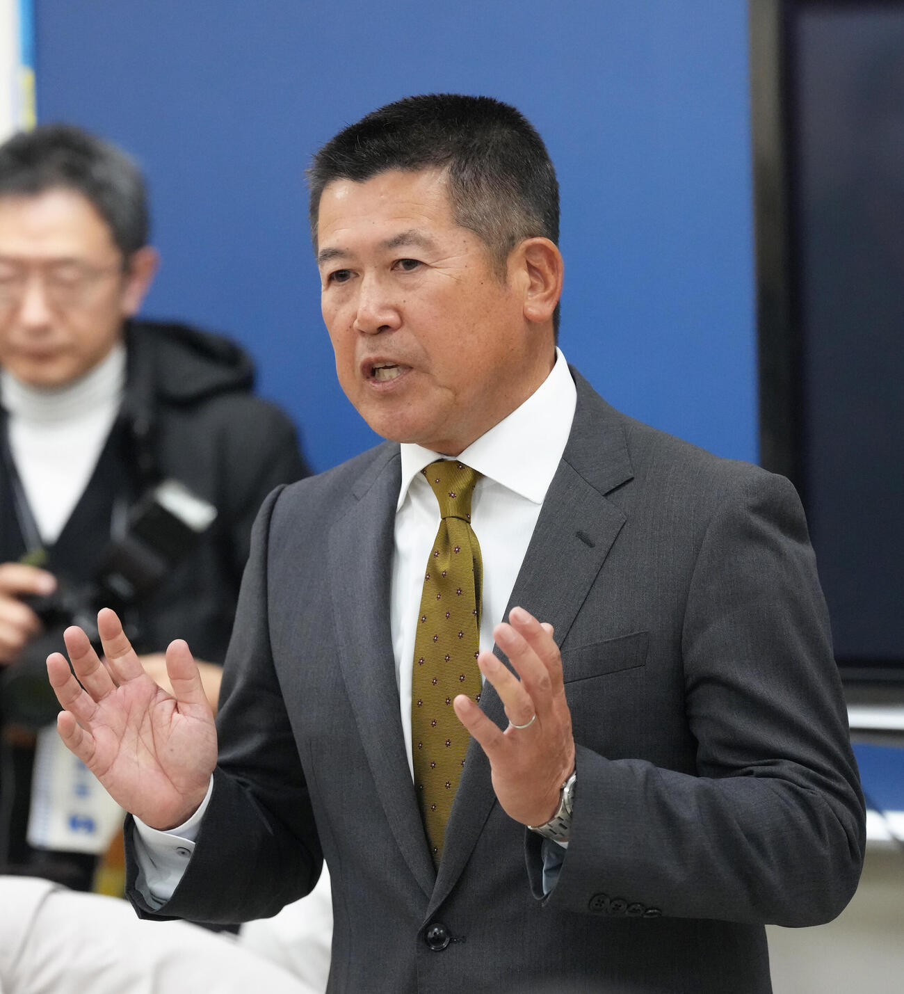 センバツ出場を逃し、選手らを前に話をする上尾・高野監督（撮影・足立雅史）