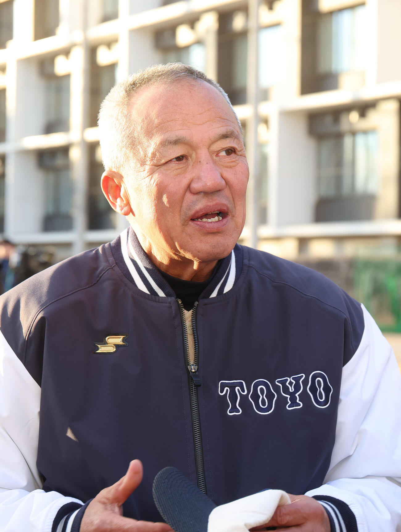 センバツ出場が決まり囲み取材を受ける東洋大姫路・岡田監督（撮影・白石智彦）