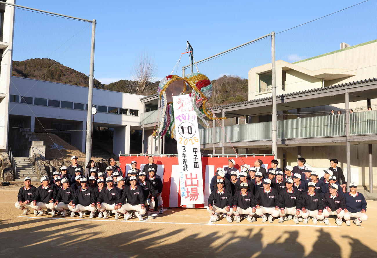 センバツ出場が決まりお祝いのくす玉を割る東洋大姫路ナインと関係者（撮影・白石智彦）