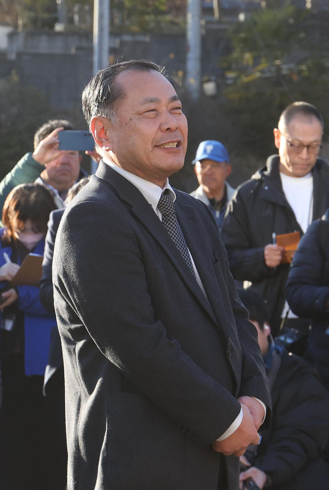 センバツ出場が決まり東洋大姫路ナインに祝福の言葉をかける上田校長（撮影・白石智彦）
