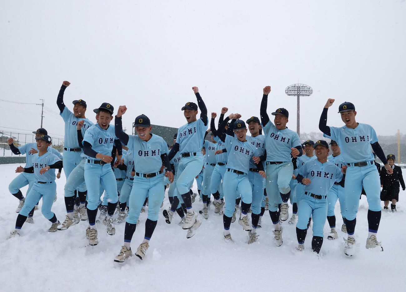 センバツ出場が決定し喜ぶ近江の選手たち（撮影・上山淳一）