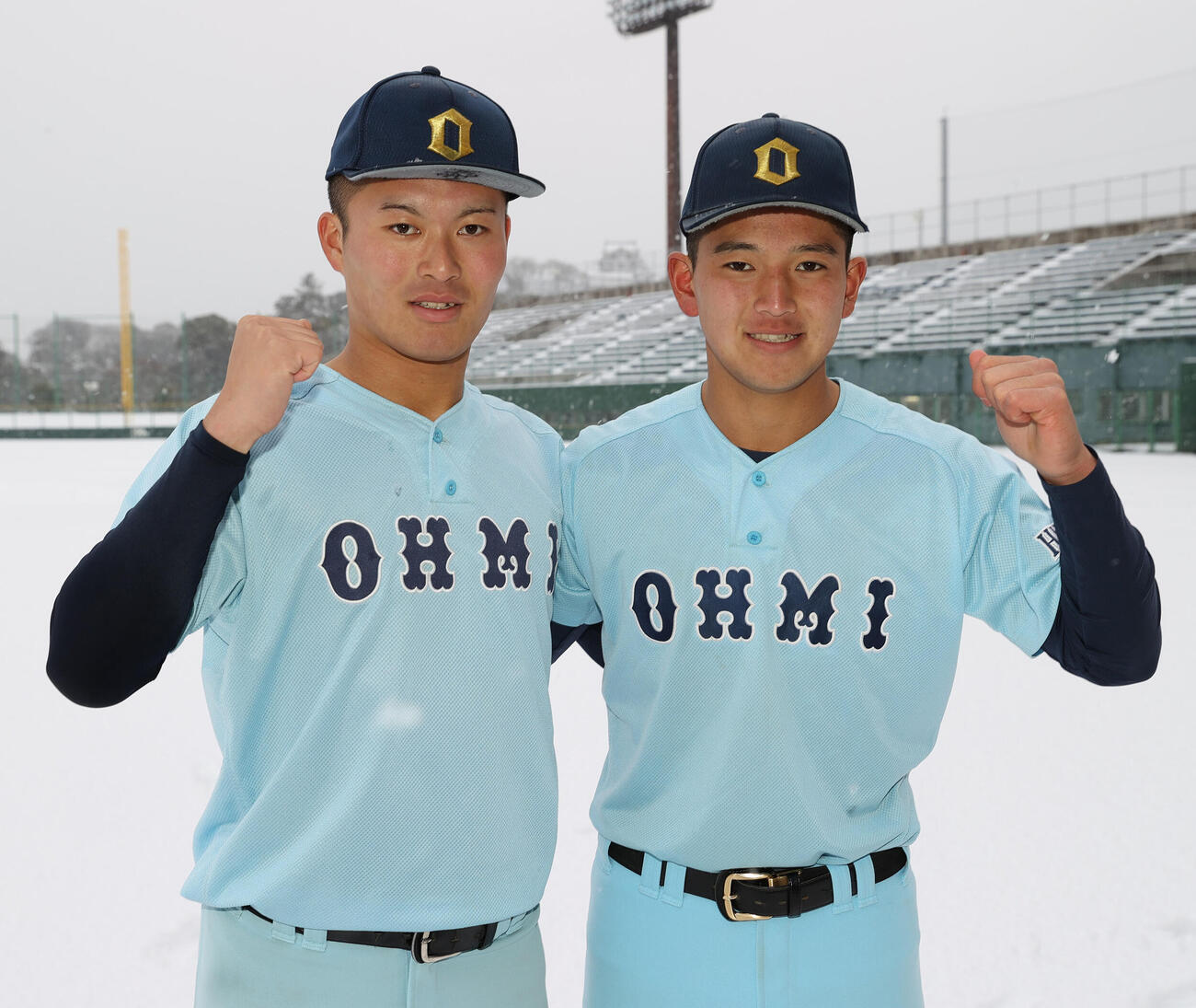 センバツ出場が決まり笑顔を見せる近江エース上田（左）と杉本主将（撮影・上山淳一）