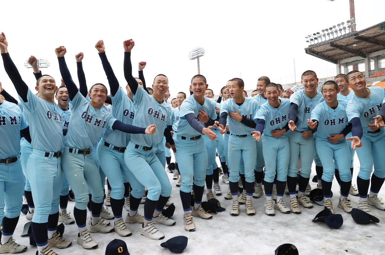 センバツ出場が決定し喜ぶ近江の選手たち（撮影・上山淳一）