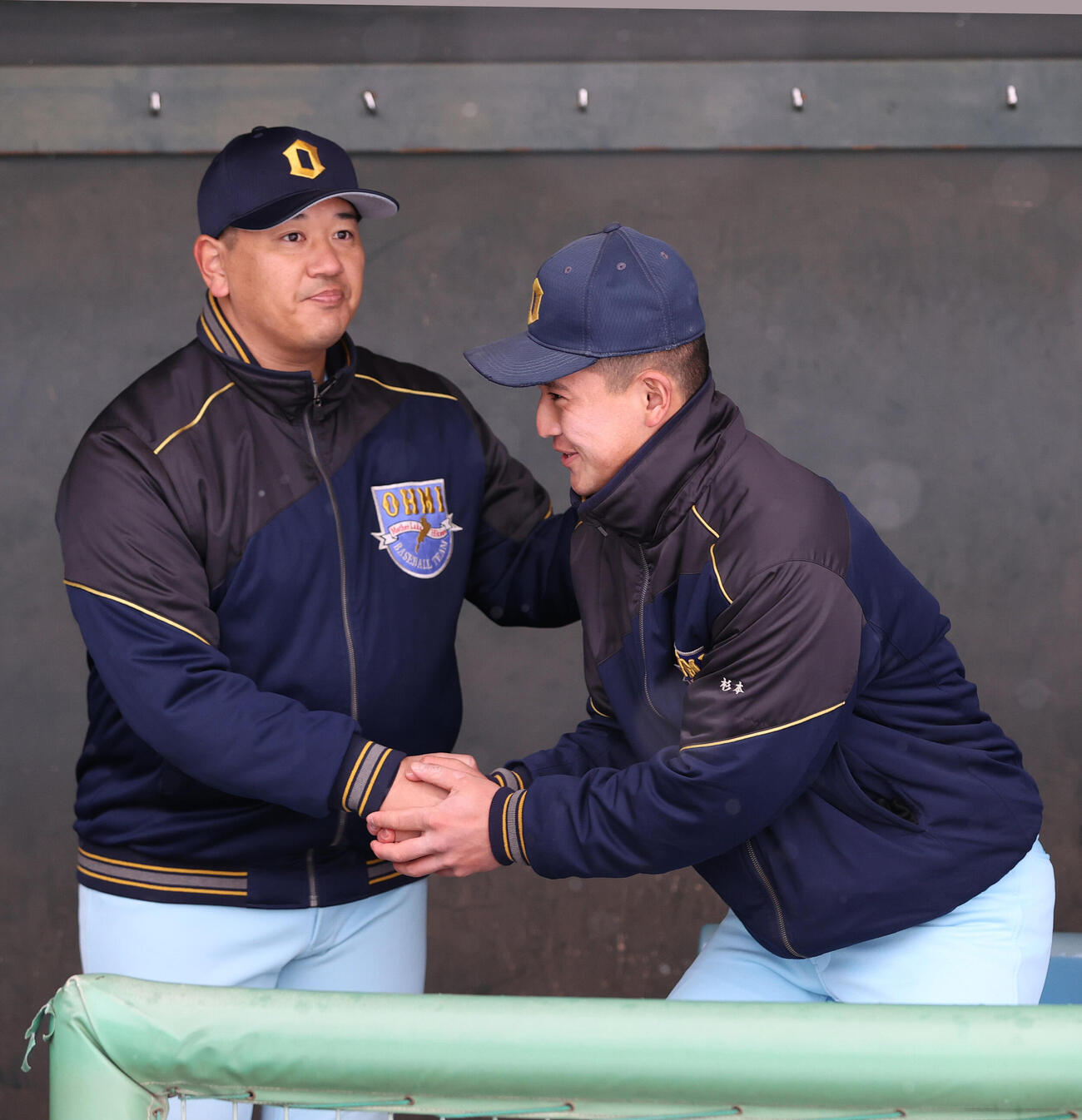 センバツ出場が決まり近江の小森監督（左）と握手をかわす杉本主将（撮影・上山淳一）
