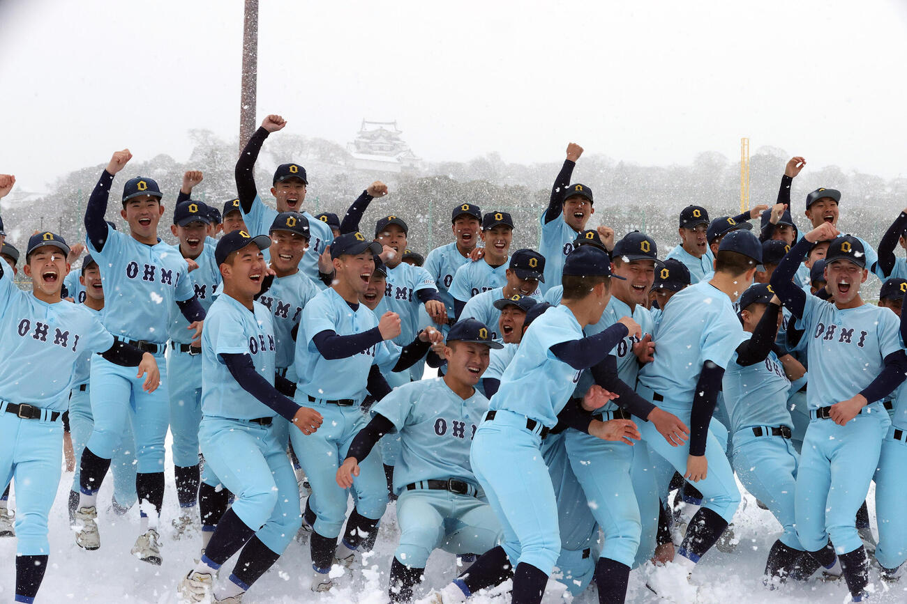センバツ出場が決定し喜ぶ近江の選手たち（撮影・上山淳一）