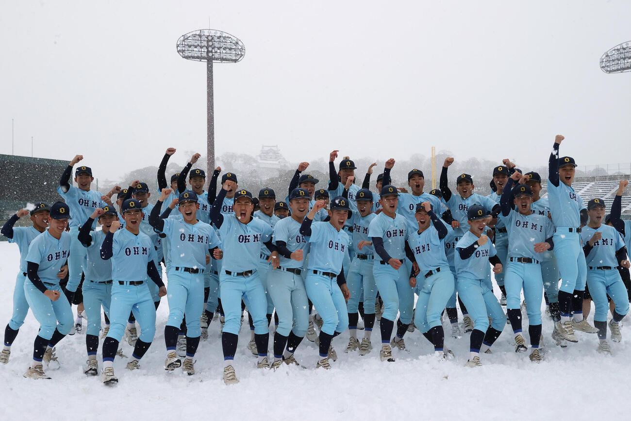 センバツ出場が決定し喜ぶ近江の選手たち（撮影・上山淳一）