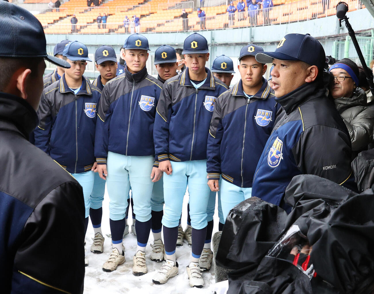 センバツ出場を決めた近江ナインは小森監督（右）の話を聞く（撮影・上山淳一）