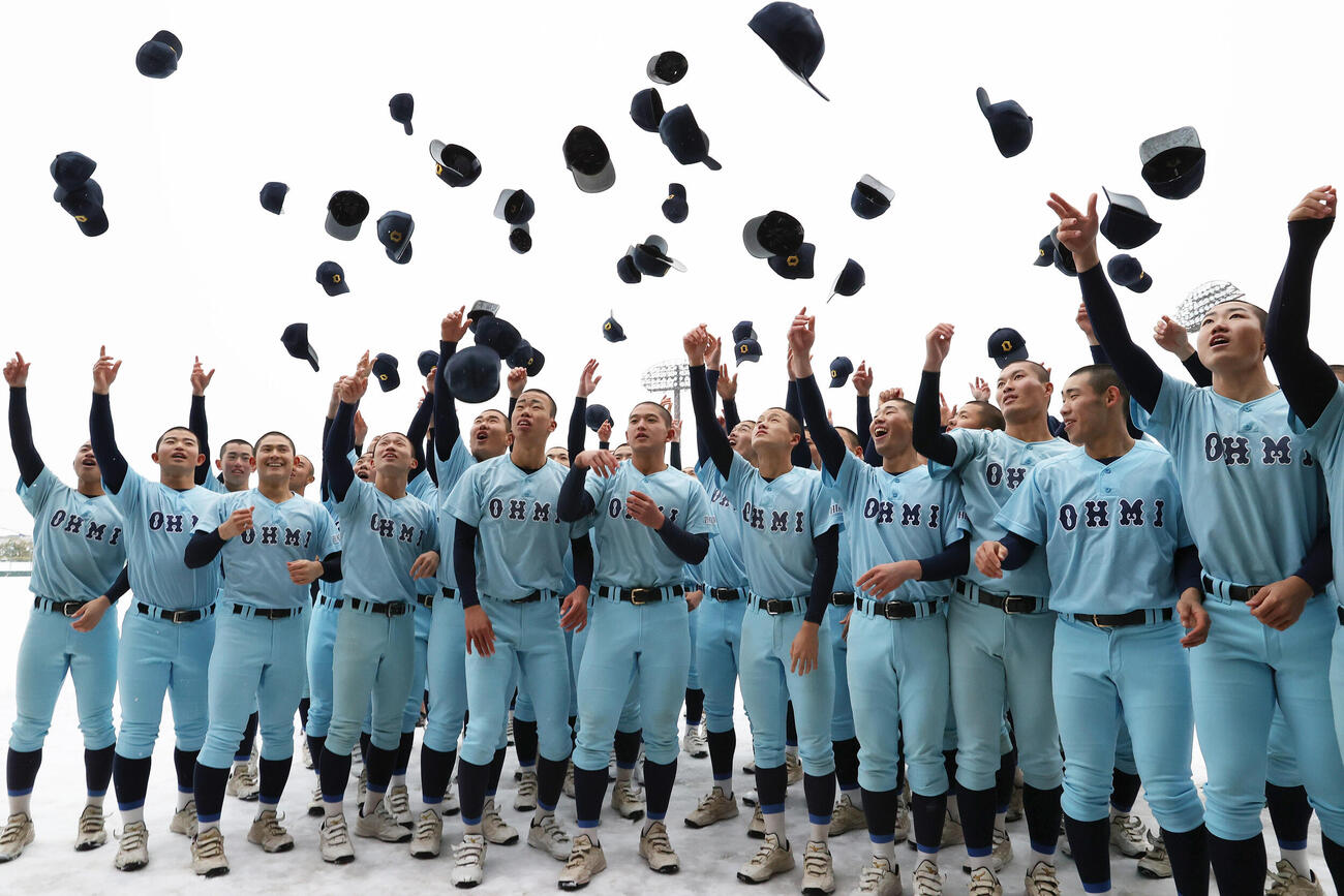 センバツ出場を決め、帽子を飛ばし喜ぶ近江の選手たち（撮影・上山淳一）