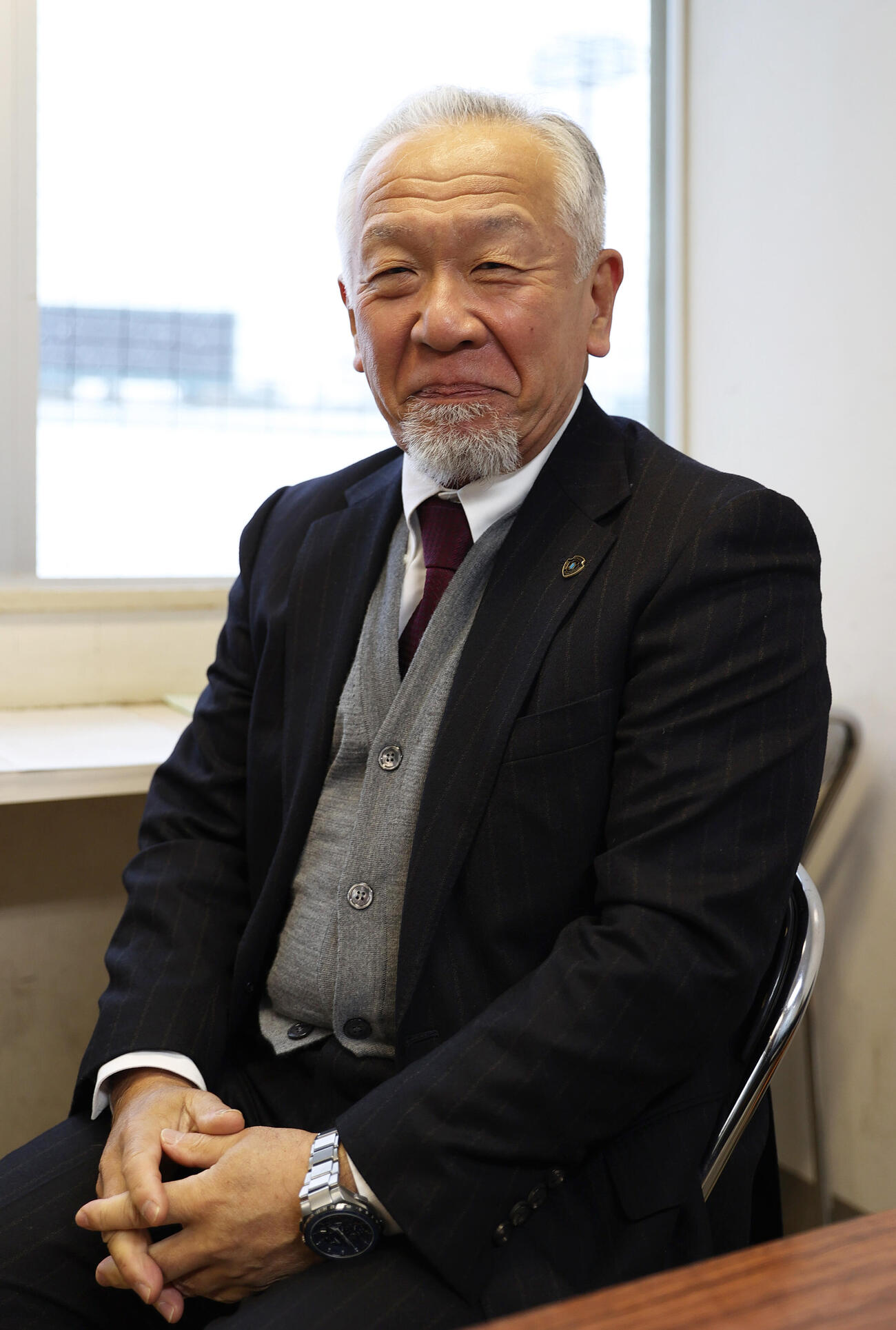 センバツ出場が決まり、笑顔を見せる近江の多賀総監督（撮影・上山淳一）