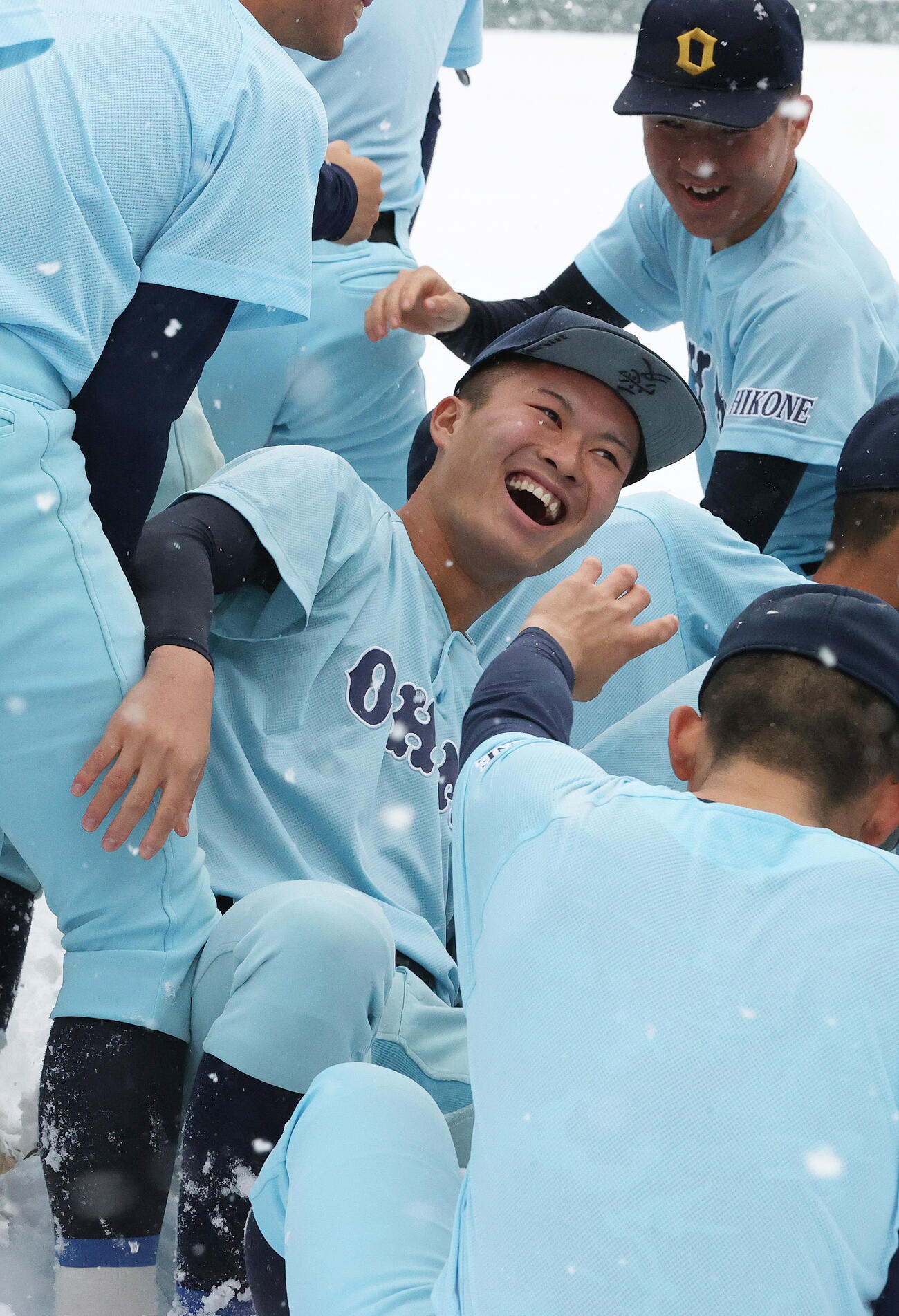 センバツ出場が決まり、仲間たちと喜ぶ近江のエース上田（撮影・上山淳一