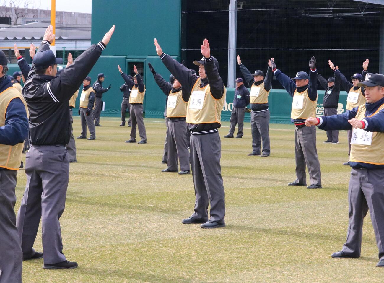 中学野球の審判員がジャッジの練習をする（撮影・林亮佑）