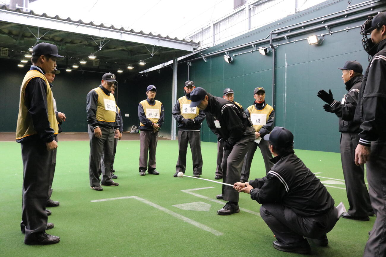 日本高野連所属の審判が中学野球の審判に教える（撮影・林亮佑）