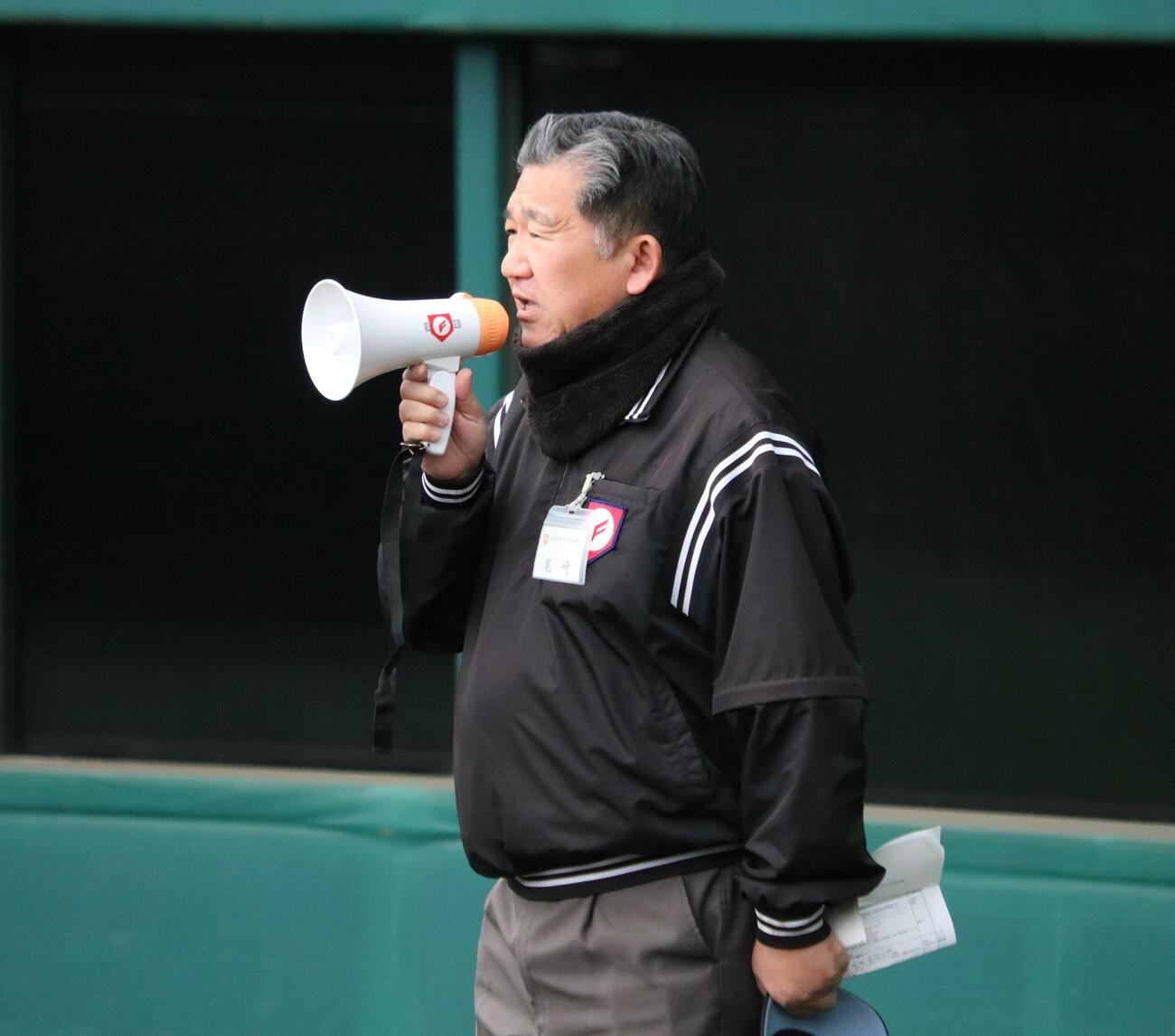 日本高野連の尾崎審判規則委員長があいさつする（撮影・林亮佑）