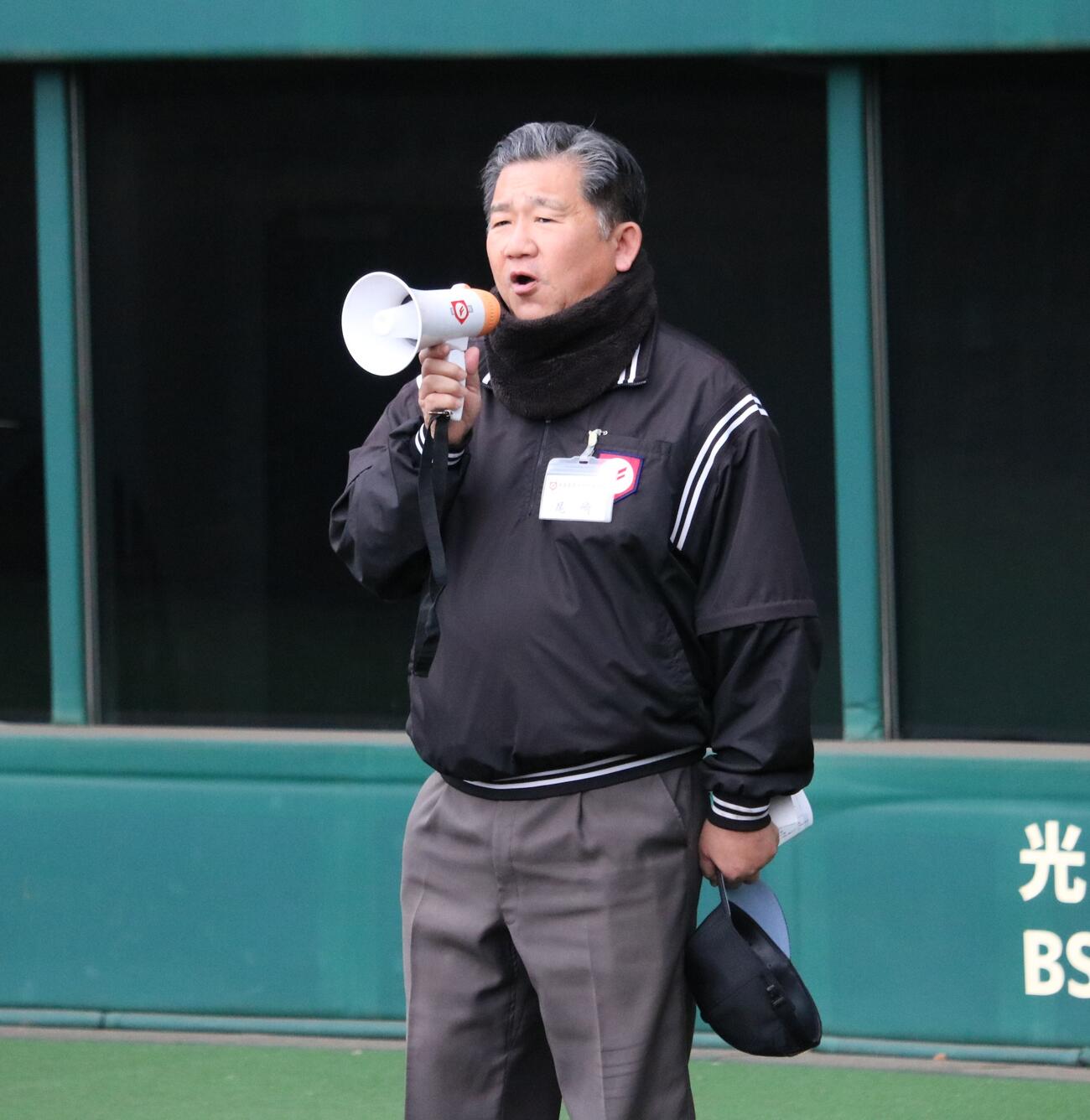 日本高野連の尾崎審判規則委員長があいさつする（撮影・林亮佑）