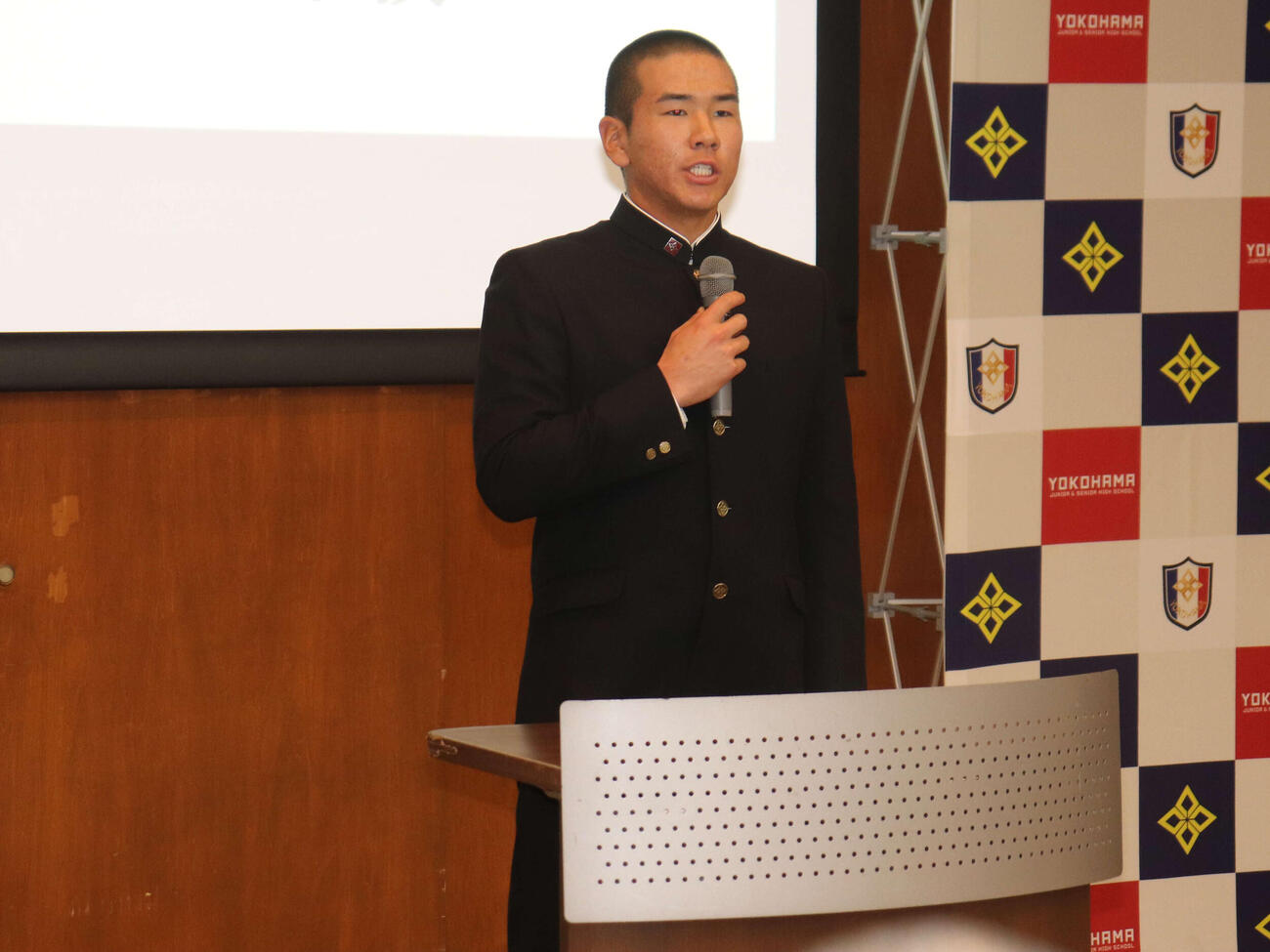 センバツ旗授与式で、あいさつをする横浜の小野主将（撮影・保坂淑子）