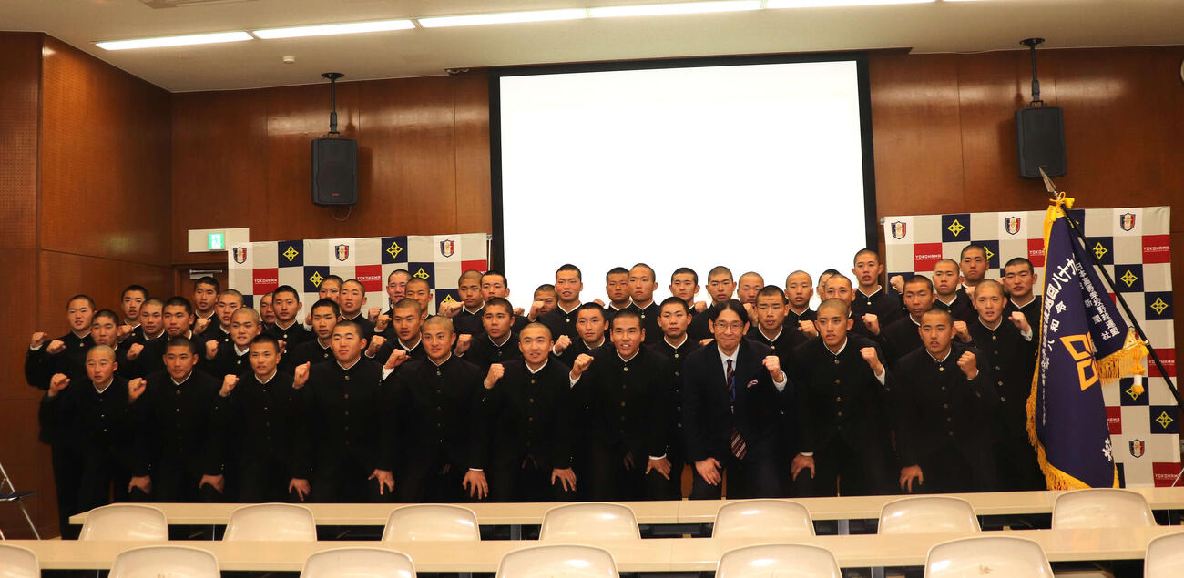 センバツ旗授与式で、（下段右から3人目）葛蔵造校長とともに、ガッツポーズを見せる横浜の選手たち（撮影・保坂淑子）