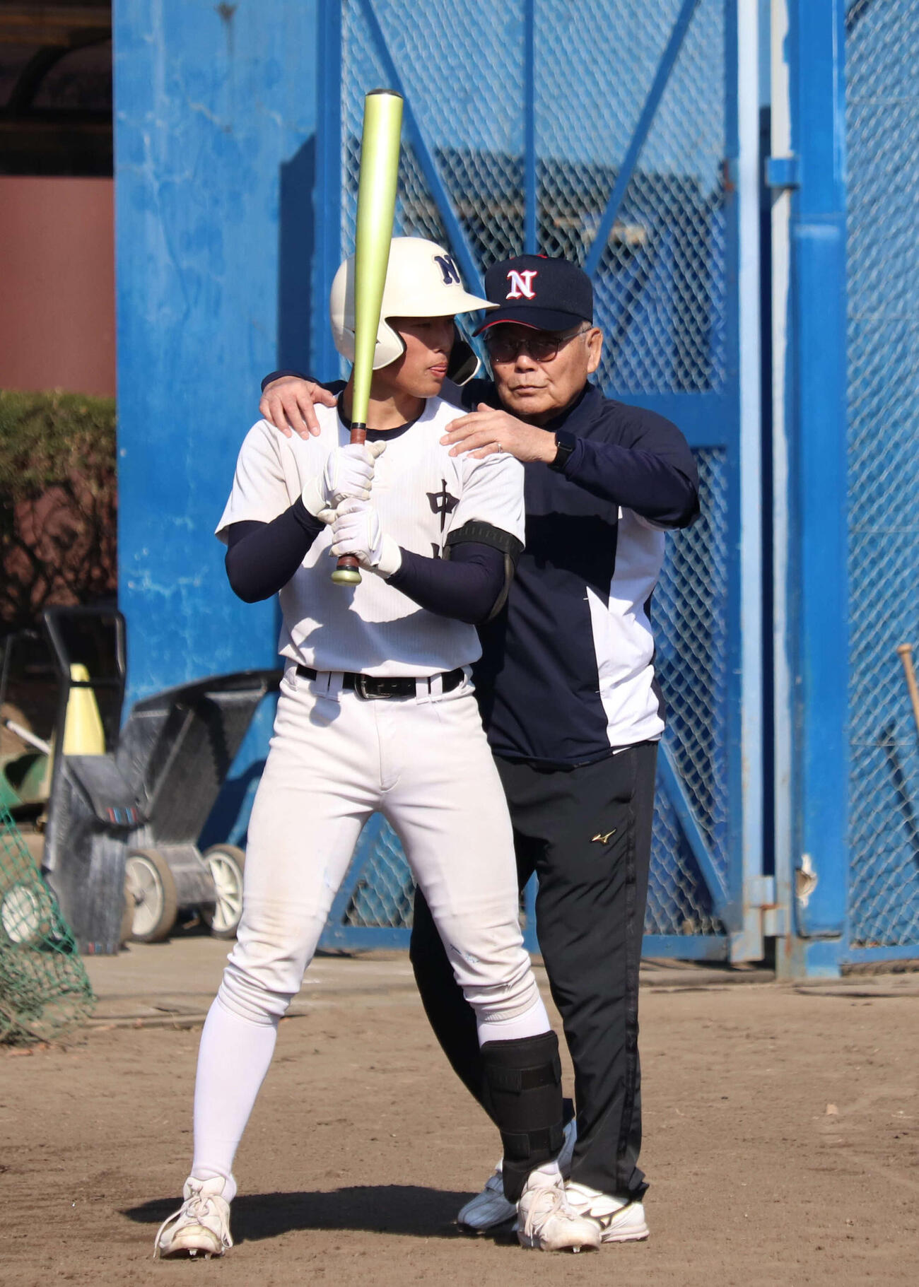 元PL学園監督の中村順司氏にバッティング指導を受ける、孫の佐野日大主将、盛汰（撮影・保坂淑子）