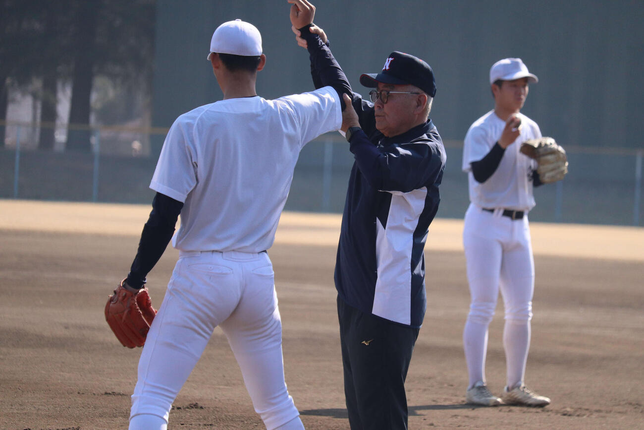 佐野日大の選手たちに、キャッチボールを丁寧に指導する元PL学園監督の中村氏（撮影・保坂淑子）