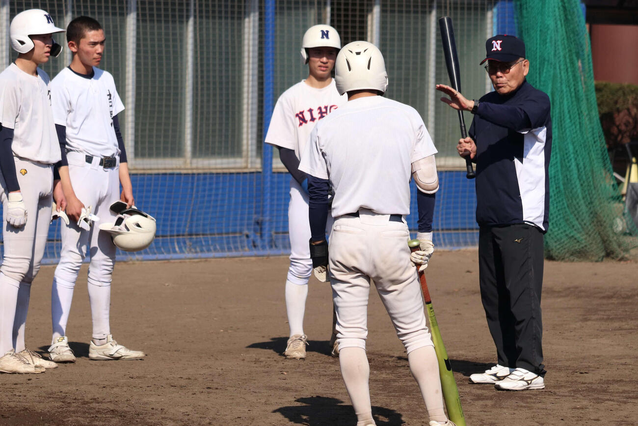 佐野日大の選手たちに、バッティングを指導する元PL学園監督の中村氏（撮影・保坂淑子）