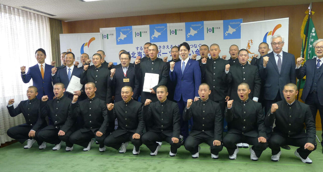 北照の選手たちは鈴木知事（2列目左から6人目）とガッツポーズ