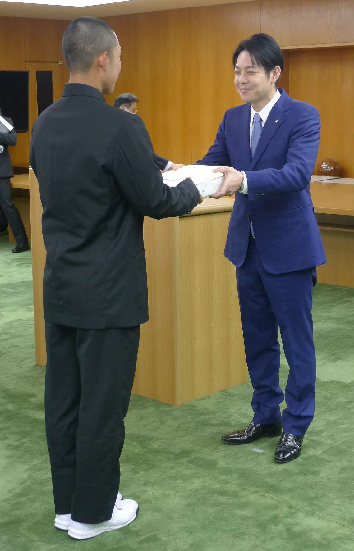 北照の手代森主将（左）は鈴木知事から記念品を受け取る