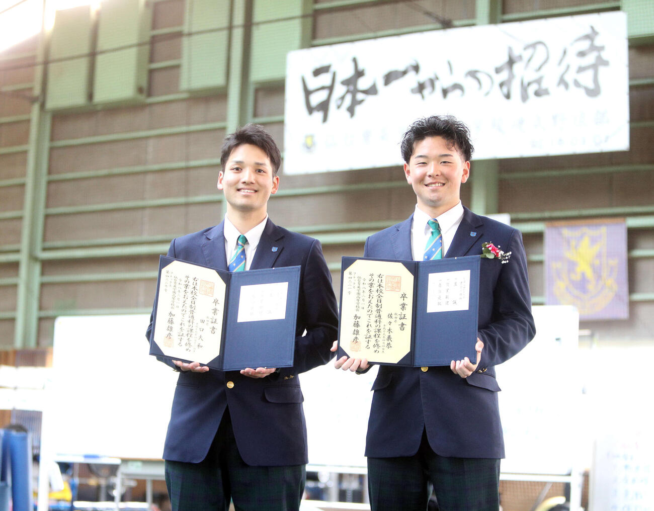 卒業証書を持つ仙台育英の田口（左）と佐々木（撮影・木村有優）