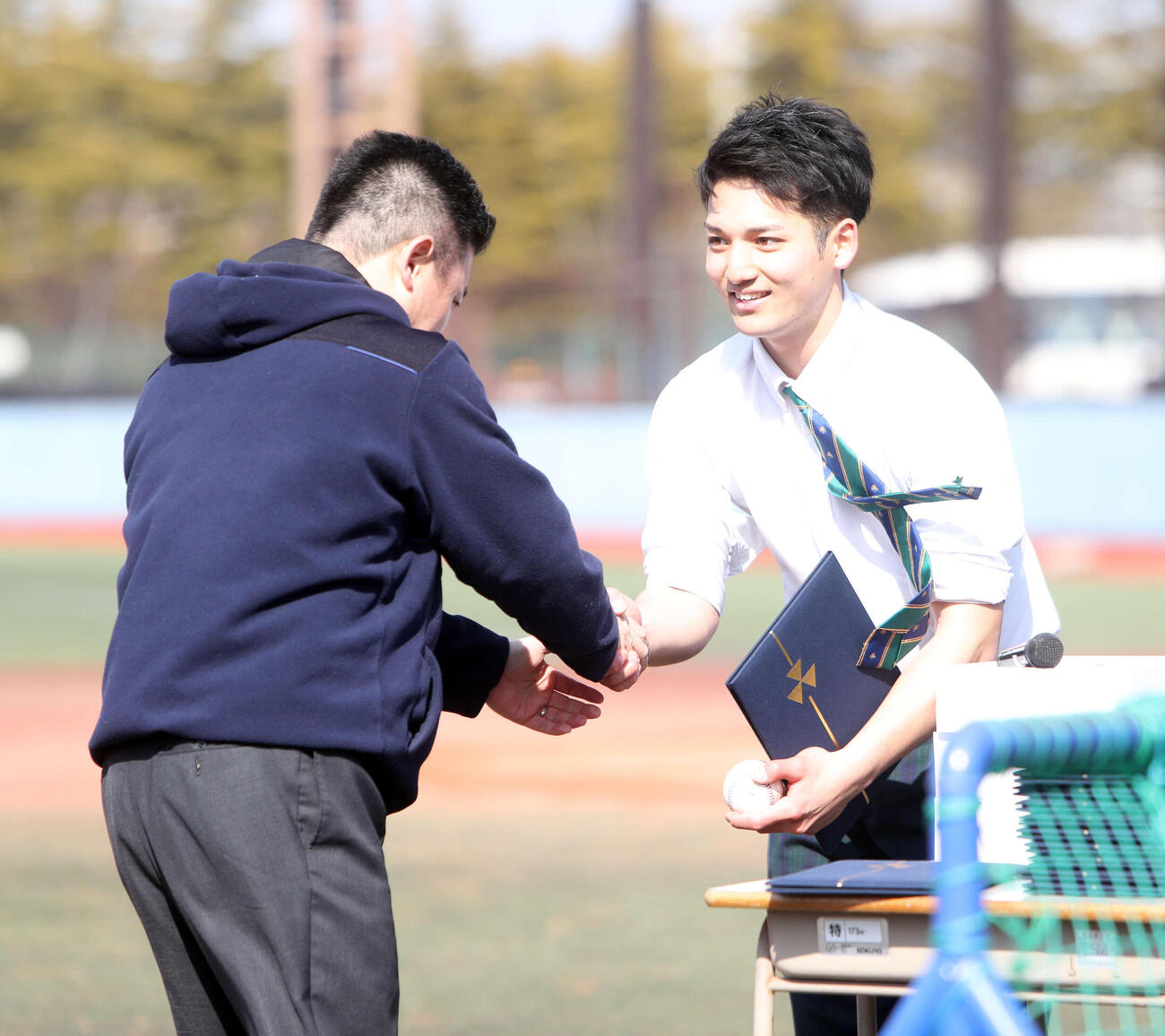 握手する仙台育英の田口（右）と須江監督（撮影・木村有優）