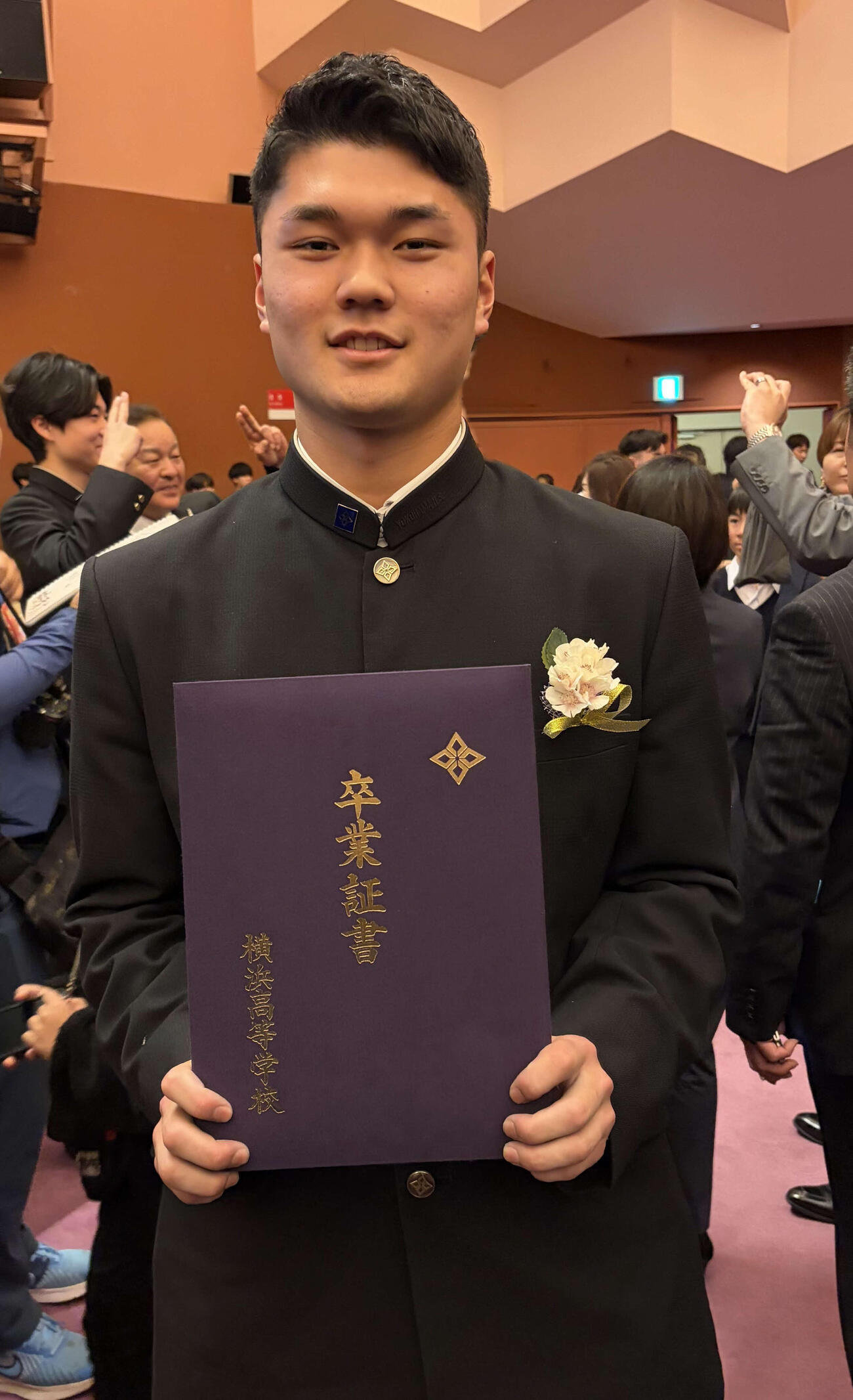 卒業式後のホームルームで卒業証書を受け取り、笑顔の横浜・阿部葉（撮影・保坂淑子）