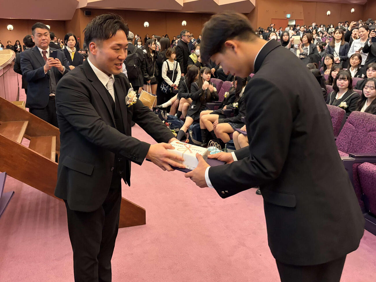 横浜の卒業式後のホームルームで担任の立川佑先生から卒業証書を受け取る奧村頼（撮影・保坂淑子）