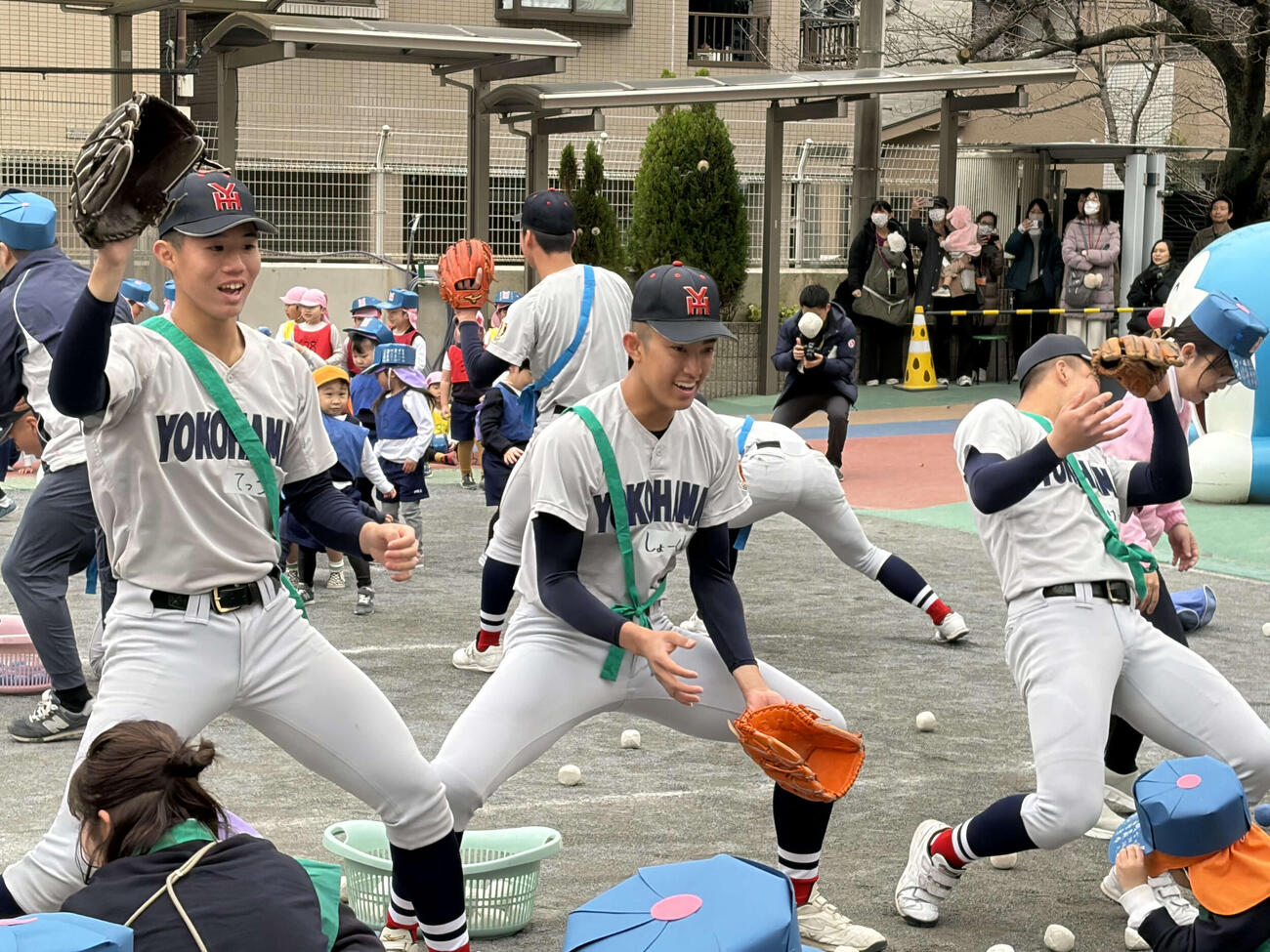 高津幼稚園を訪問し、園児たちと一緒にボールキャッチゲームで一緒に遊ぶ横浜ナイン。中央が織田（撮影・保坂淑子）