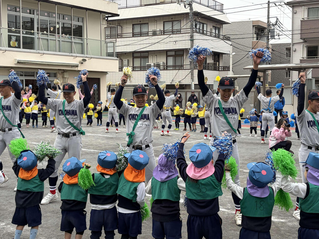 高津幼稚園を訪問し、園児たちと一緒にダンスを踊る横浜ナイン（撮影・保坂淑子）
