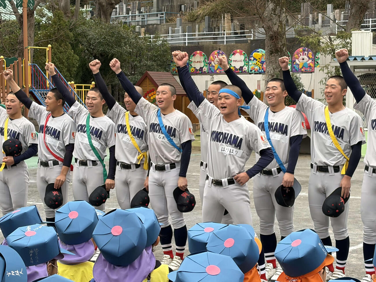 高津幼稚園を訪問し、園児たちの前で、応援を披露する横浜ナイン（撮影・保坂淑子）