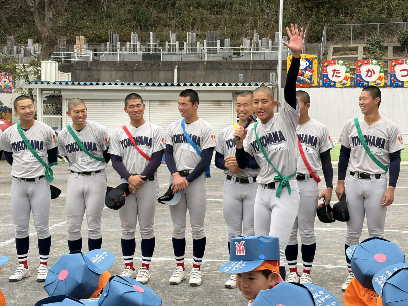 高津幼稚園を訪問し、園児たちの前で元気いっぱい自己紹介をする織田（撮影・保坂淑子）