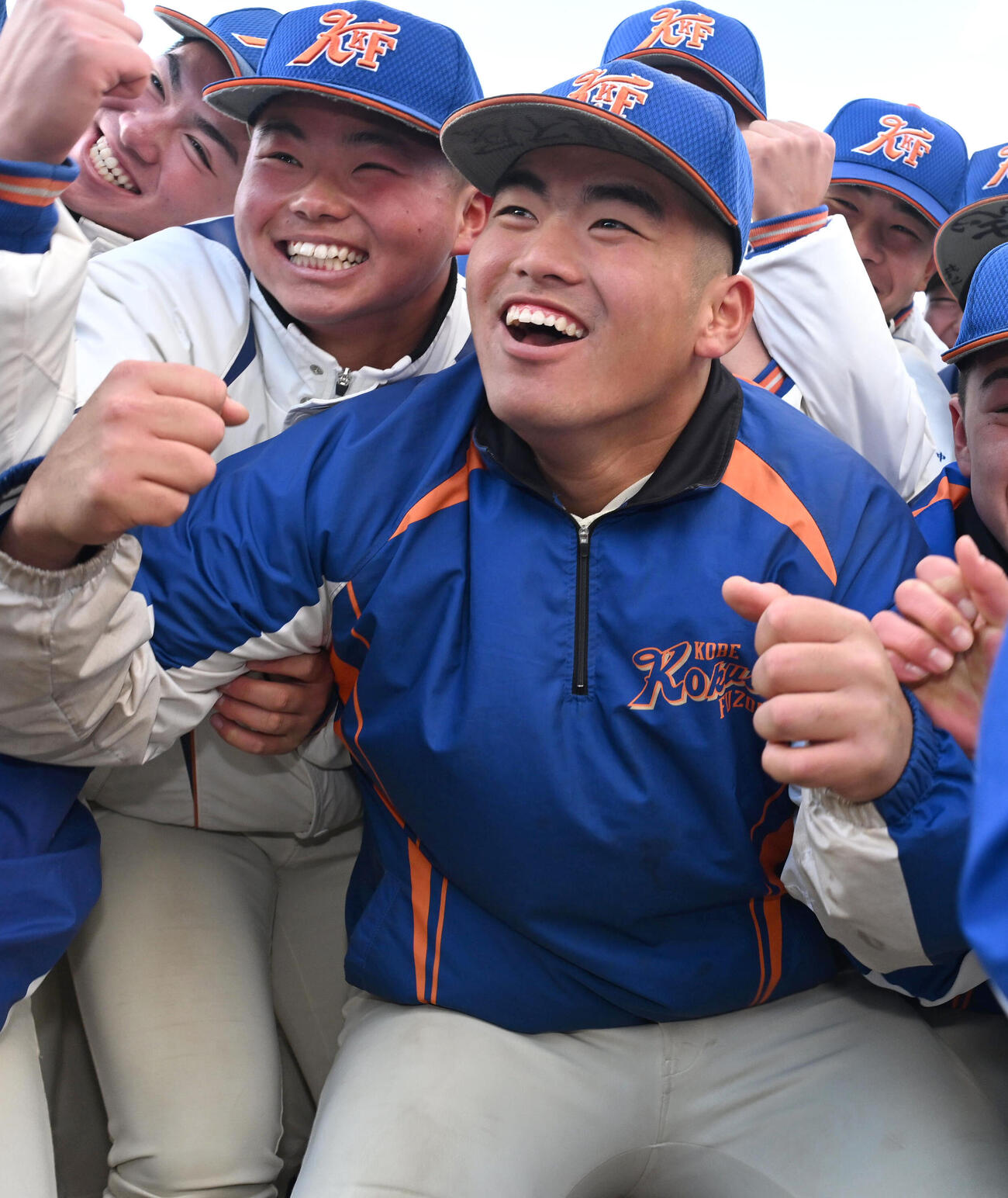 第98回センバツ高校野球大会出場校決定　センバツ出場が決定し喜ぶ神戸国際大付の石原悠資郎（右）（2026年1月撮影）