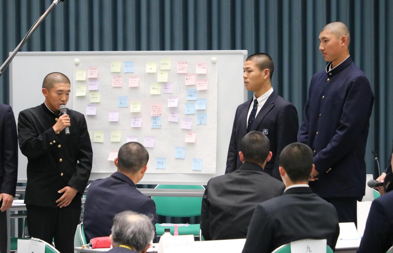 「キャプテントーク」で発表する長崎西の桑原主将（左端）と山梨学院の菰田主将（右端）。中央は東洋大姫路の松本主将（撮影・林亮佑）