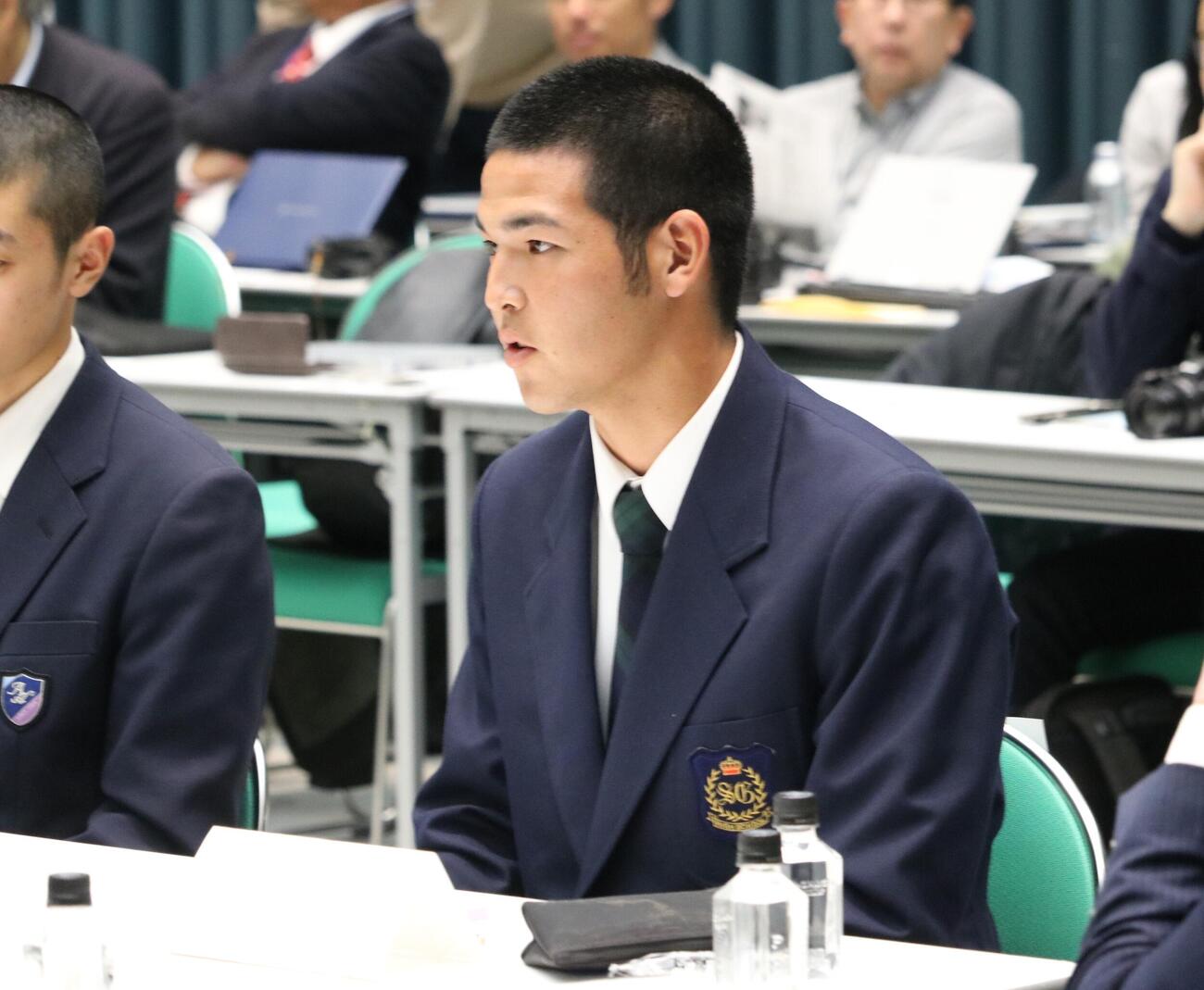 「キャプテントーク」で話す沖縄尚学の山川主将（撮影・林亮佑）