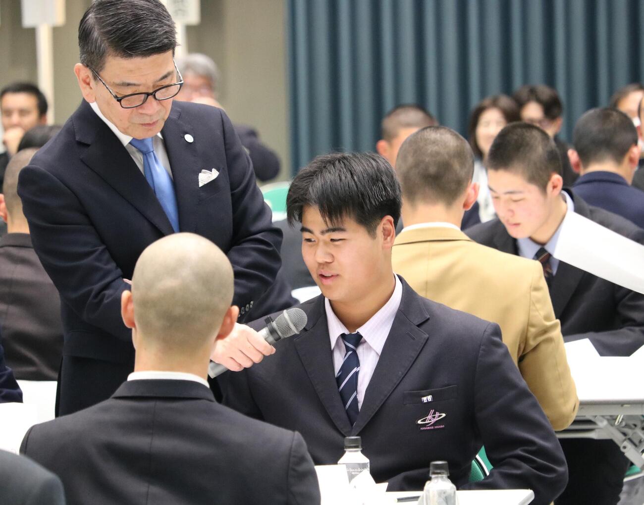 「キャプテントーク」で講師の土屋教授から質問を受けて答える花巻東の古城主将（撮影・林亮佑）