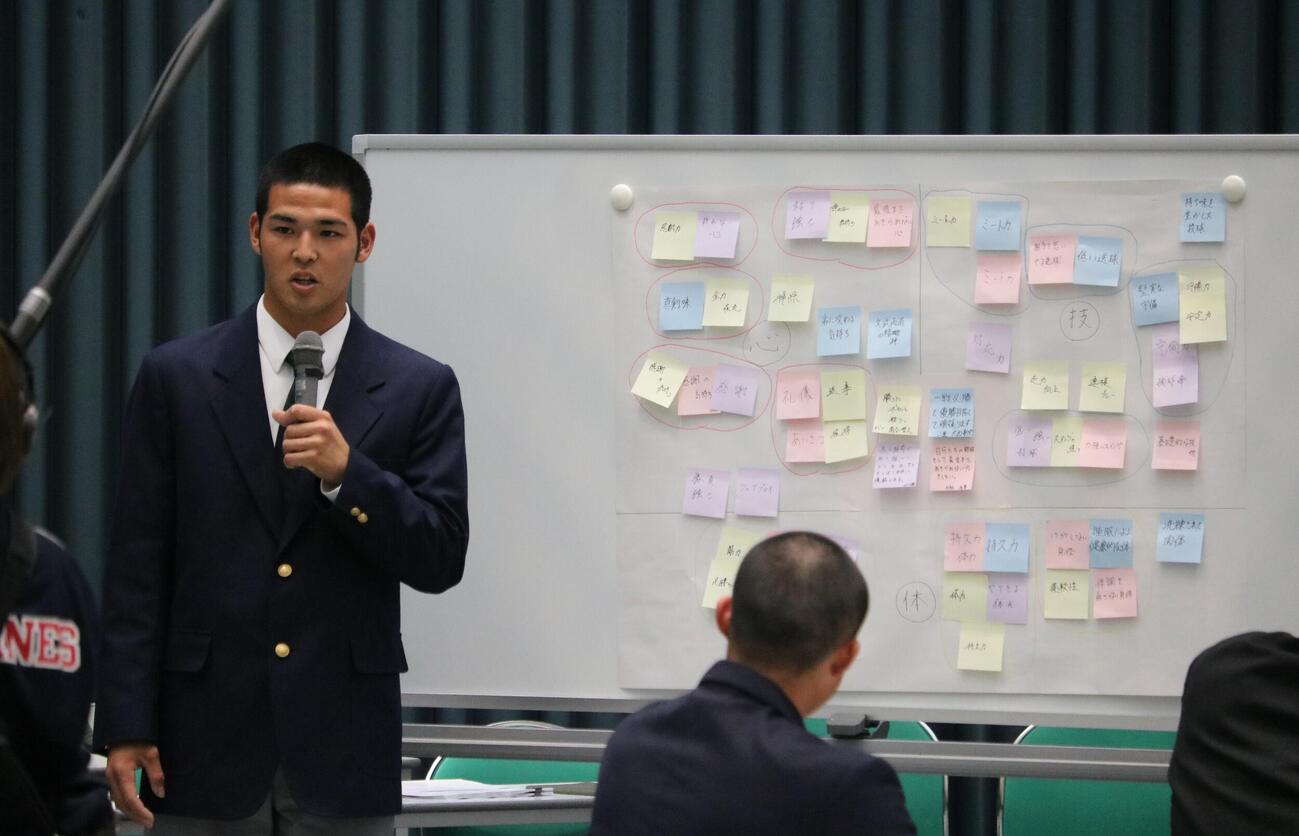 「キャプテントーク」で発表する沖縄尚学の山川主将（撮影・林亮佑）