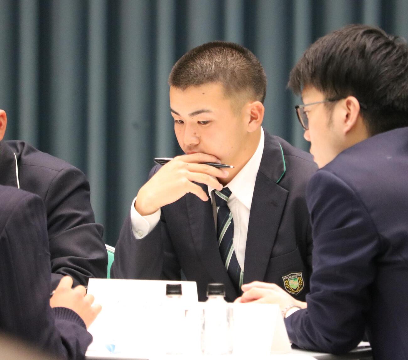 「キャプテントーク」で考え込む高知農の杉本主将（撮影・林亮佑）