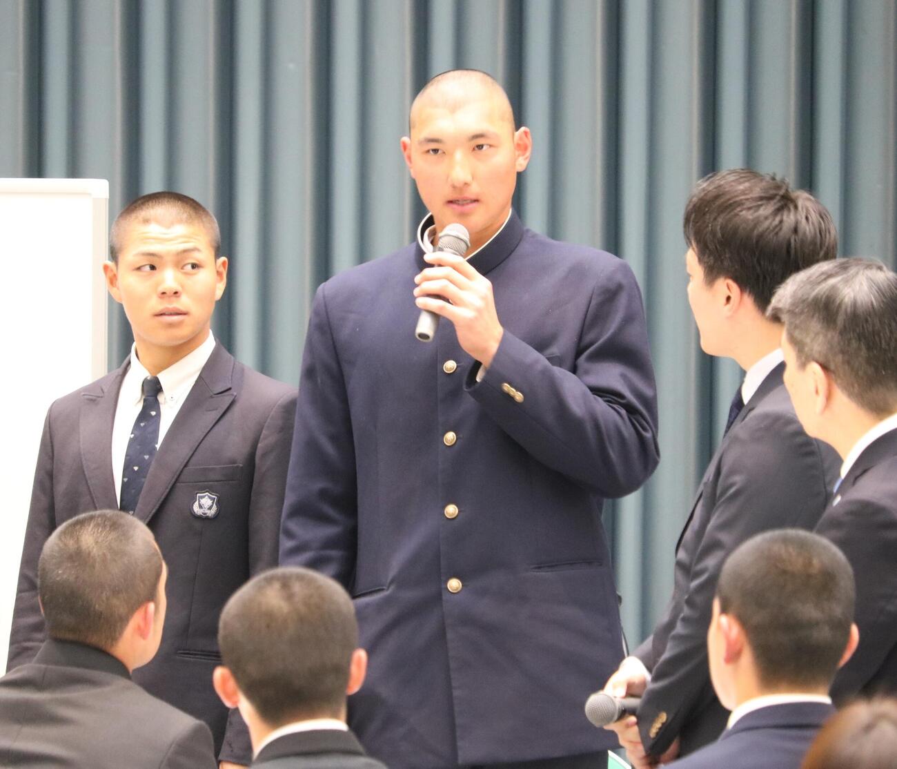 「キャプテントーク」でマイクを手に話す山梨学院の菰田主将（撮影・林亮佑）