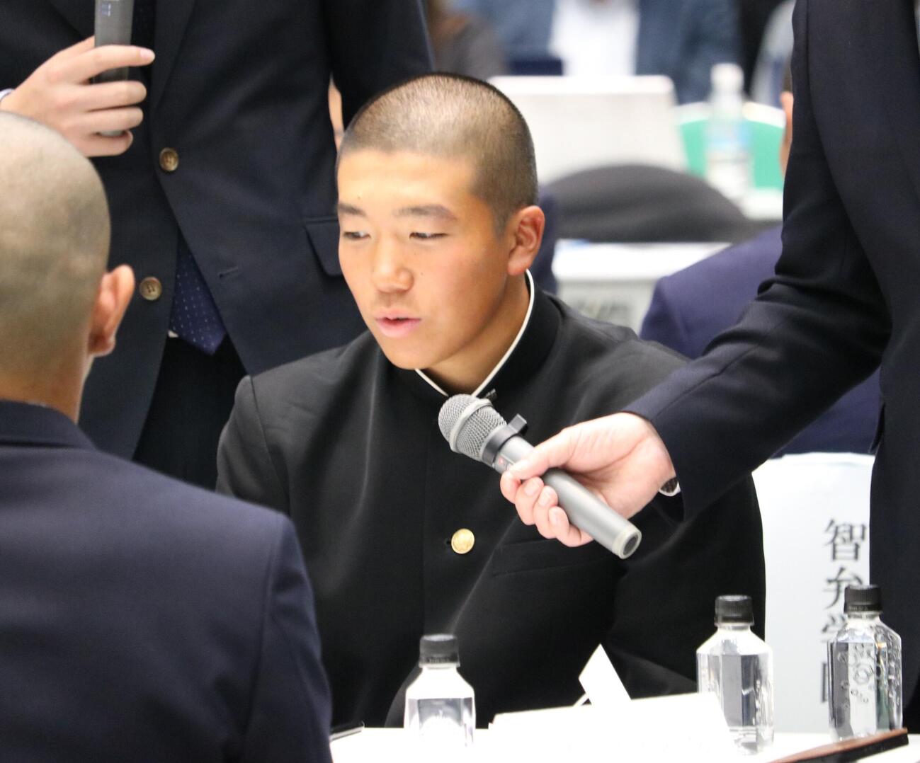 「キャプテントーク」で話す長崎西の桑原主将（撮影・林亮佑）