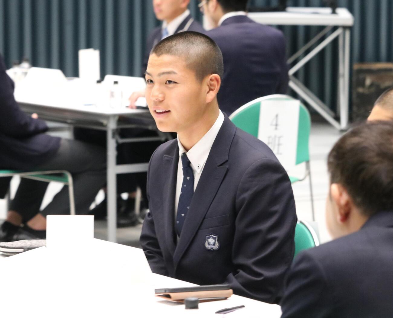 「キャプテントーク」で話す東洋大姫路の松本主将（撮影・林亮佑）