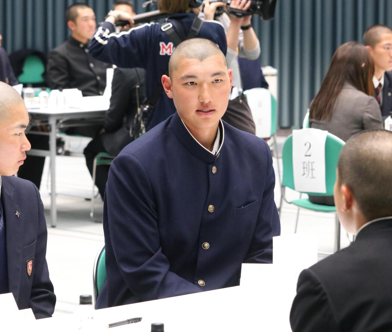 「キャプテントーク」で話す山梨学院の菰田主将（撮影・林亮佑）