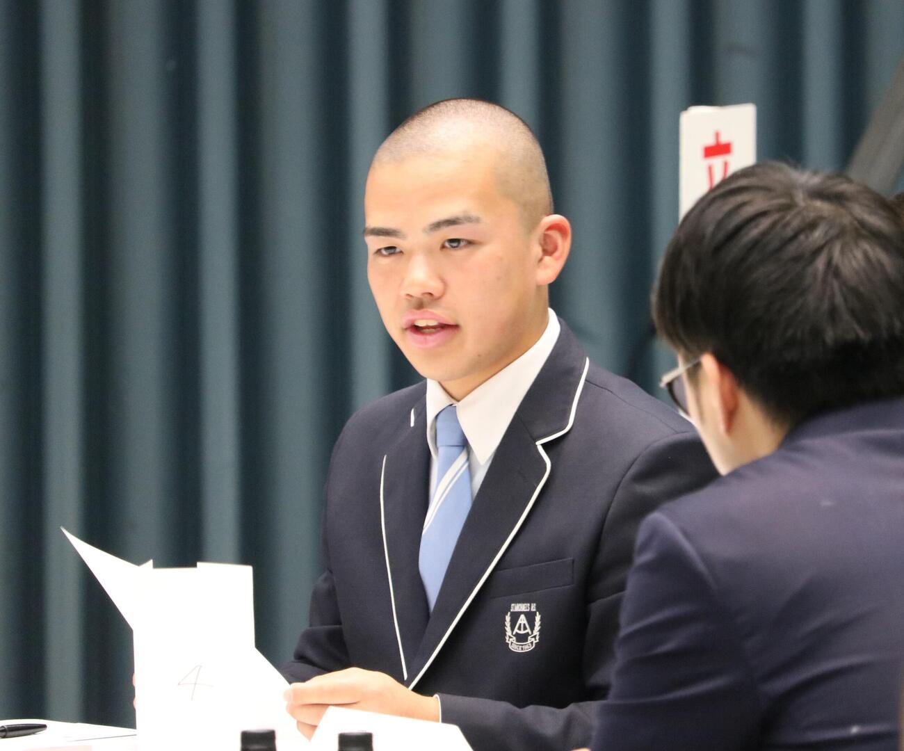 「キャプテントーク」で話す神戸国際大付の井本主将（撮影・林亮佑）