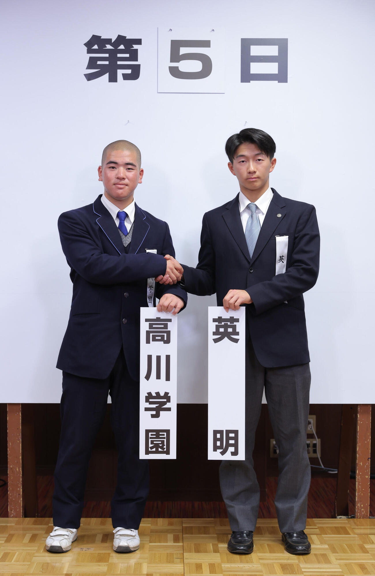 健闘を誓う高川学園の衛藤諒大主将（左）と英明の池田隼人主将（代表撮影）