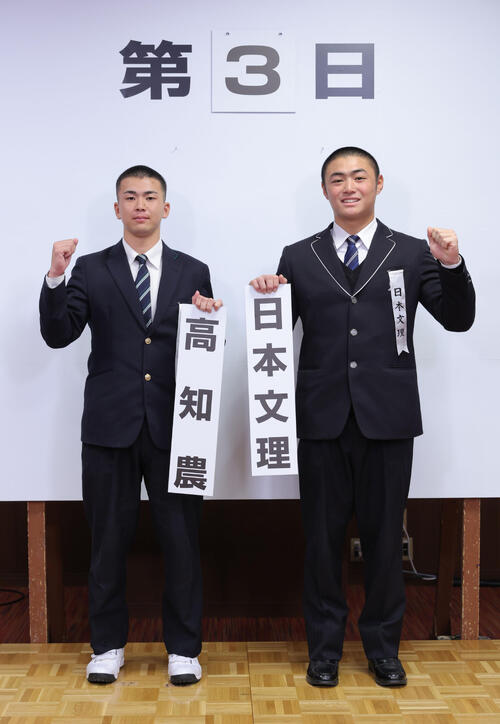 健闘を誓う高知農の杉本仁主将（左）と日本文理の渡部倖成主将（代表撮影）