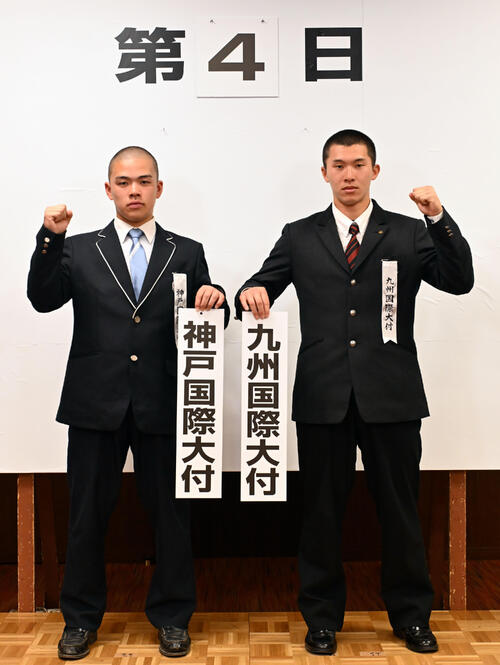 健闘を誓う神戸国際大付の井本康太主将（左）と九州国際大付の城野慶太主将（代表撮影）