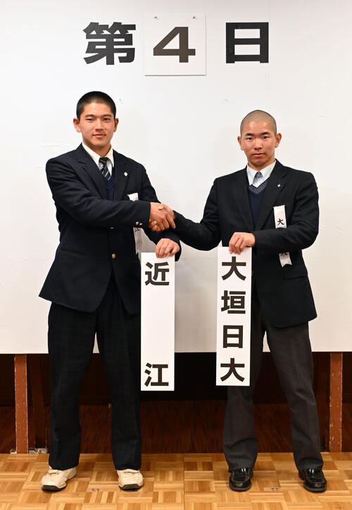 健闘を誓う近江の杉本将吾主将（左）と大垣日大の山崎智貴主将（代表撮影）