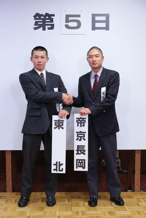 健闘を誓う東北の松本叶大主将（左）と帝京長岡の鈴木祥大主将（代表撮影）