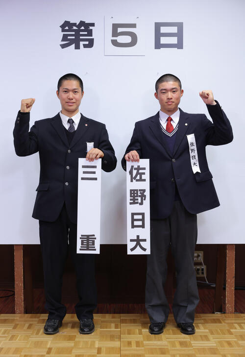 健闘を誓う三重の大西新史主将（左）と佐野日大の中村盛汰主将（代表撮影）